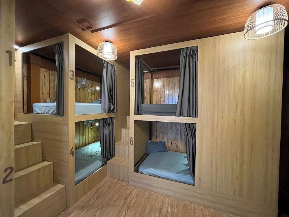Deluxe Shared Dormitory, Mixed Dorm, Ensuite, Pool View photo 3