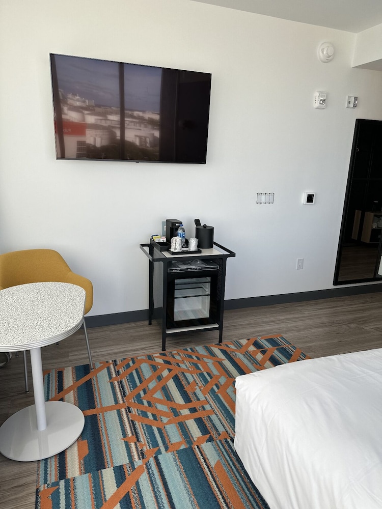 Room, 1 King Bed - Photo 3