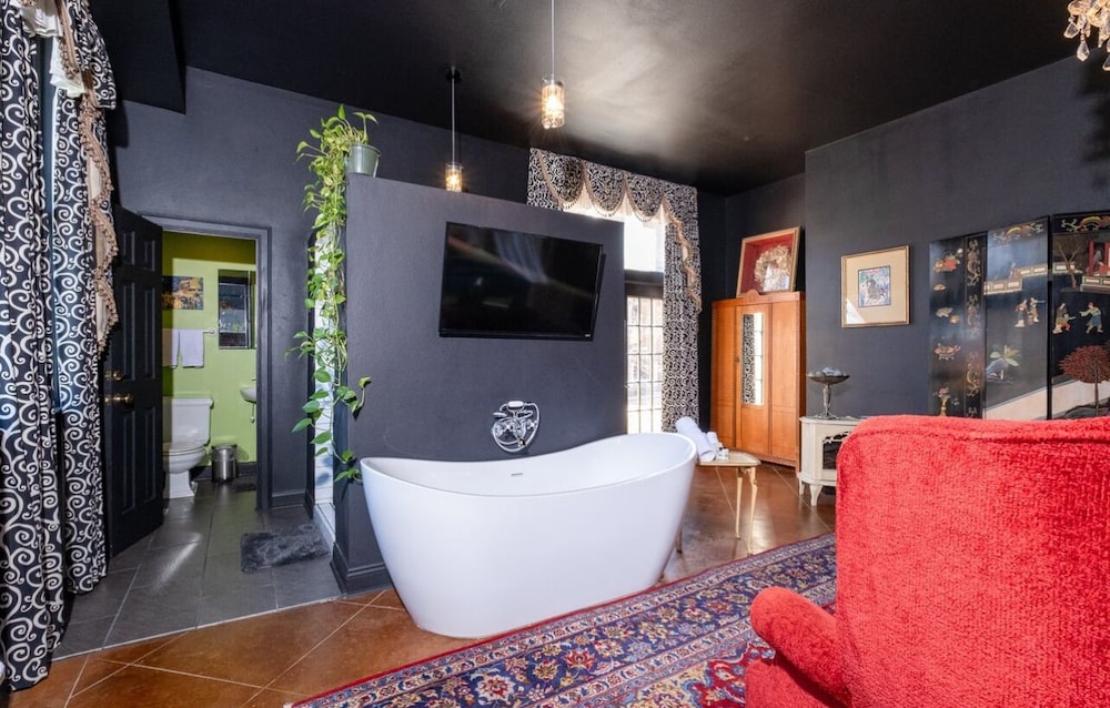 The Pagoda Suite, Fireplace and Jetted Tub photo 2