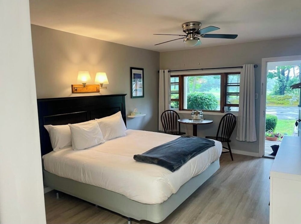 Premium Room, 1 King Bed, Private Bathroom photo 1