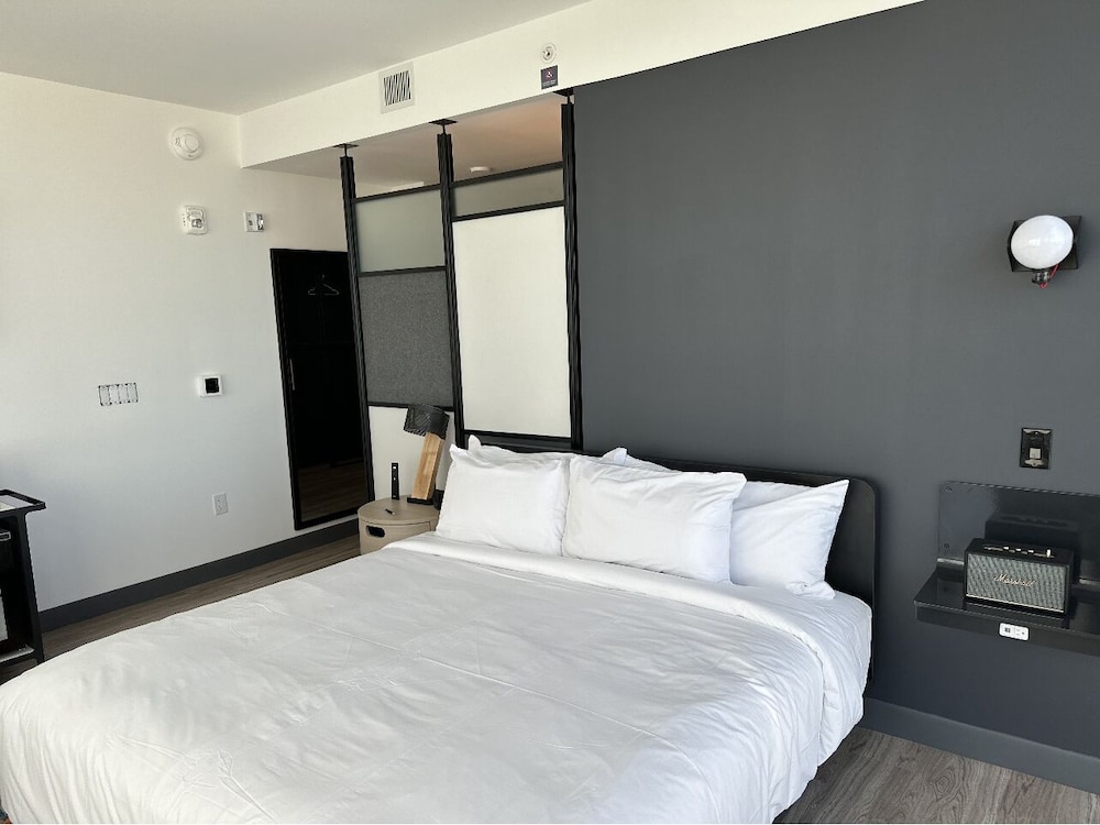 Room, 1 King Bed - Photo 2