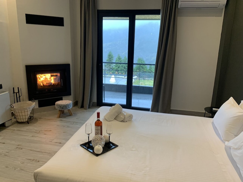 Deluxe Suite, Fireplace photo 1
