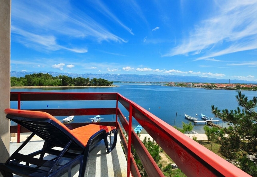 Apartment (Ljilja - 10m from the sea with parkin)