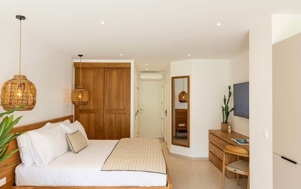 Superior Studio Suite, Balcony, Garden View