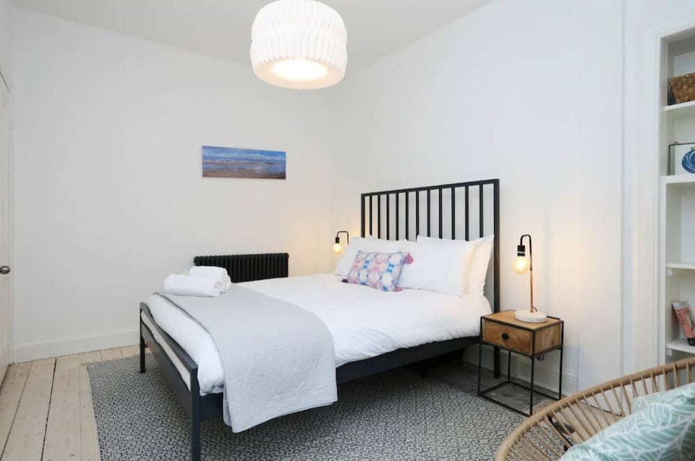 House, 2 Bedrooms photo 2