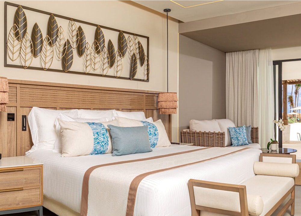 Preferred Club Jr. Suite Partial Ocean View King - Photo 1