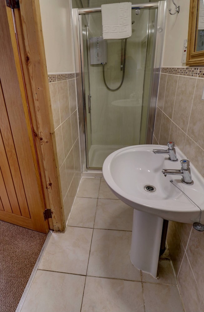 Basic Double Room, Ensuite photo 3