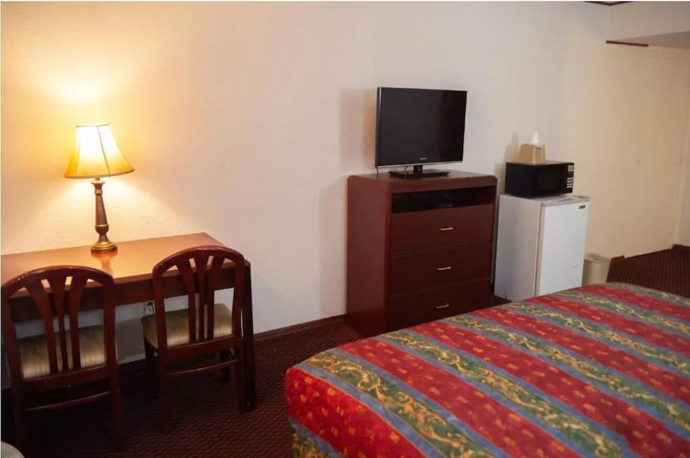 Room, 1 King Bed, Non Smoking, Kitchenette (Jetted Tub) photo 2