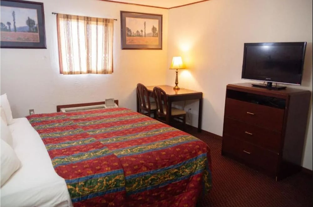 Room, 1 King Bed, Non Smoking, Kitchenette (Jetted Tub) photo 1
