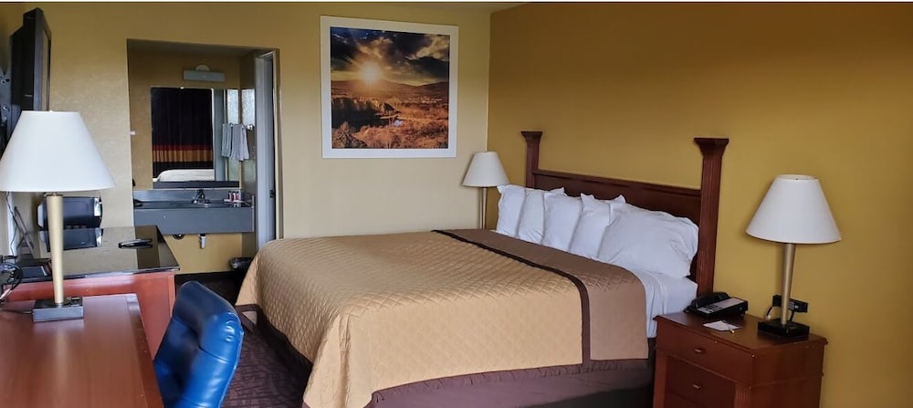 Standard Room, 1 King Bed, Non Smoking - Photo 1