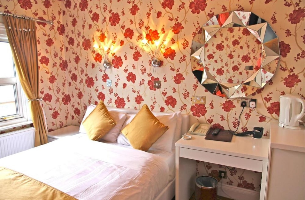Double Room, Private Bathroom (With 15 Day Parking ) photo 3