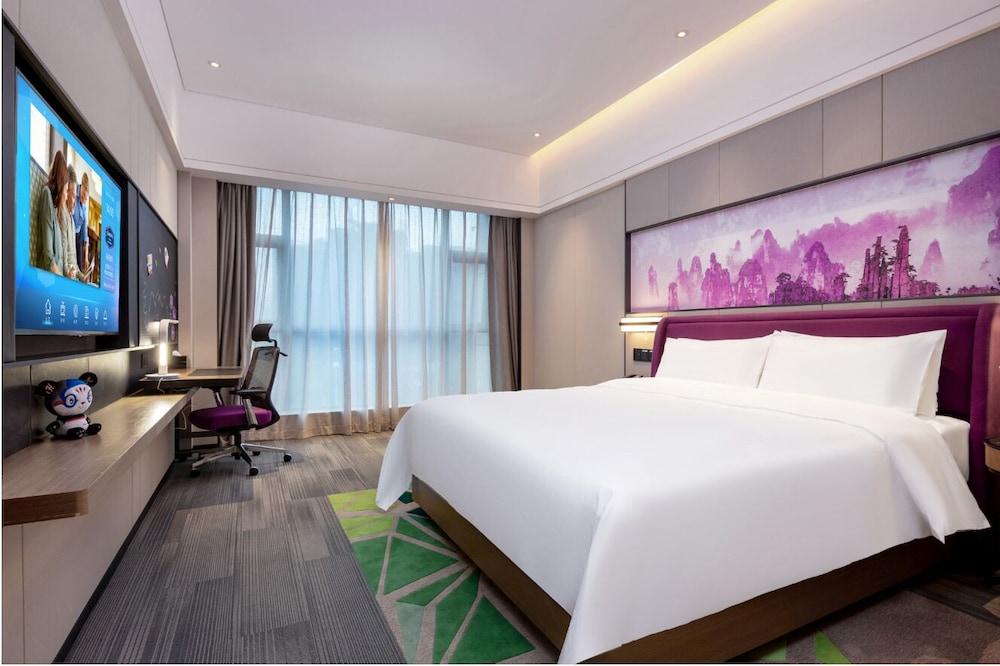 Superior Single Room, 1 Queen Bed with Sofa bed, Private Bathroom, City View photo 3