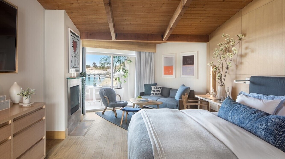 Room, 1 King Bed, Balcony, Harbor View (Fireplace) - Photo 1