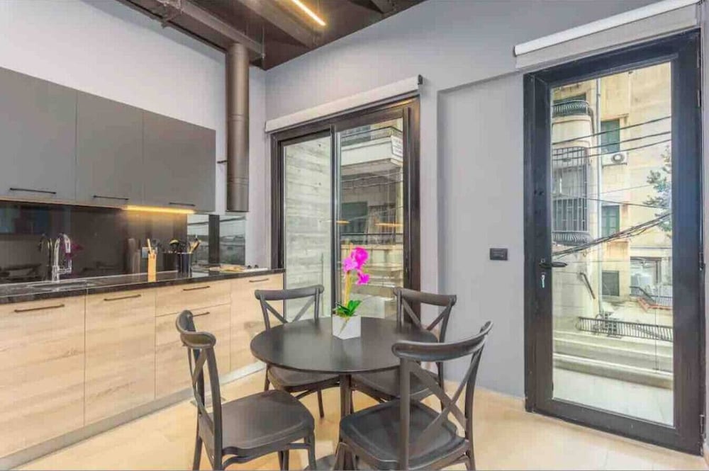 Amine 103, 2-BR in Mar Mikhael