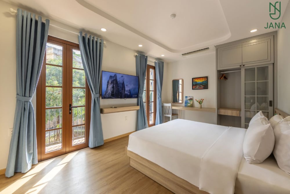 Premier Room, 1 King Bed, City View photo 2