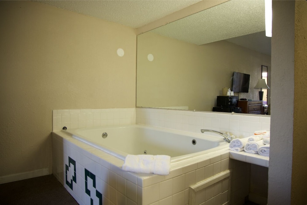 Comfort Room, 1 King Bed, Non Smoking, Jetted Tub photo 3