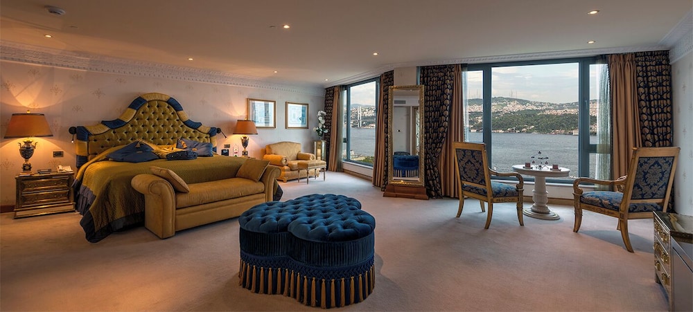 Premium Room, 1 King Bed, Smoking, City View (Club Lounge Access)