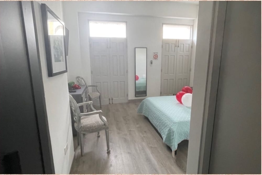 Suite #33 (With Balcony) photo 1