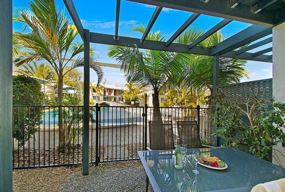 3 Bedroom Poolside Townhouse - Photo 8