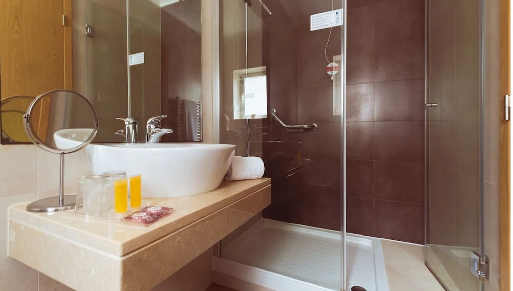 Standard Double or Twin Room photo 2