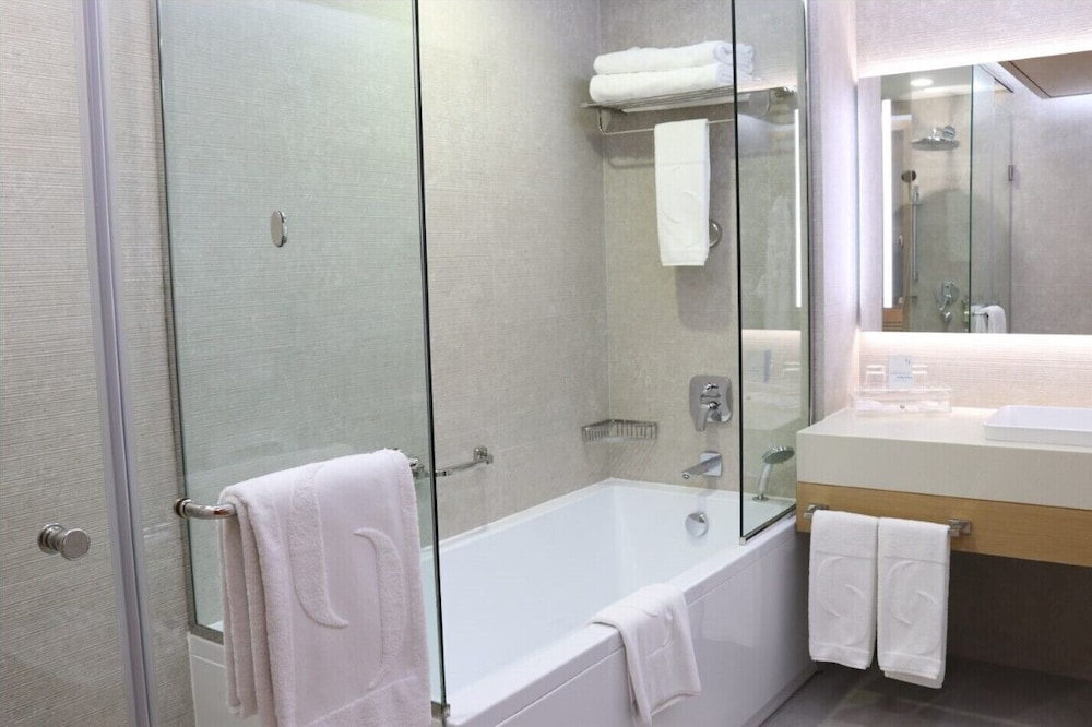 Family Room - Complimentary Luxury Transfers to Jumeirah Beach and Mall of Emirates