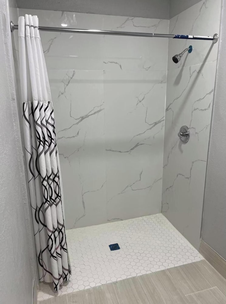 Room, 1 King Bed, Non Smoking, Jetted Tub - Photo 7