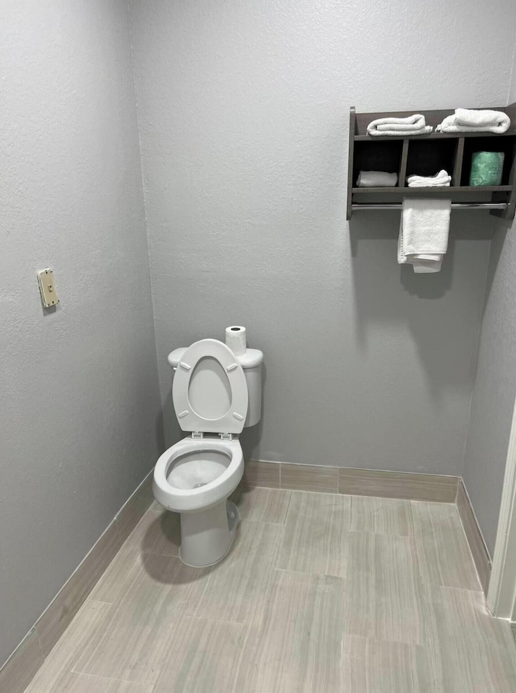 Room, 1 King Bed, Non Smoking, Jetted Tub - Photo 4