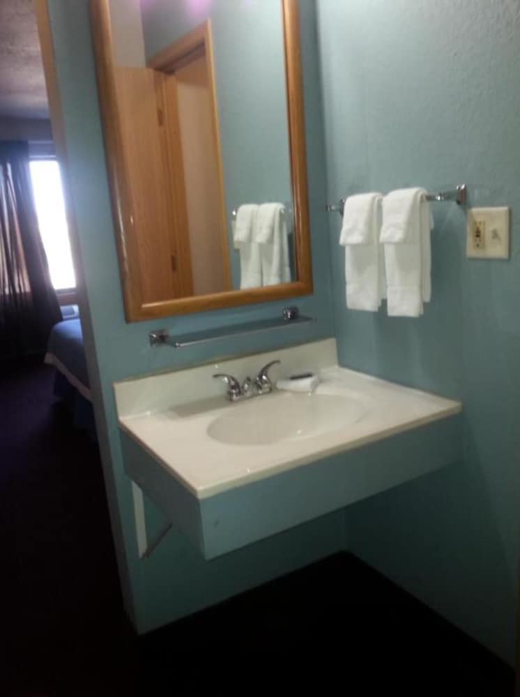 Deluxe Room, 2 Queen Beds, Smoking photo 3