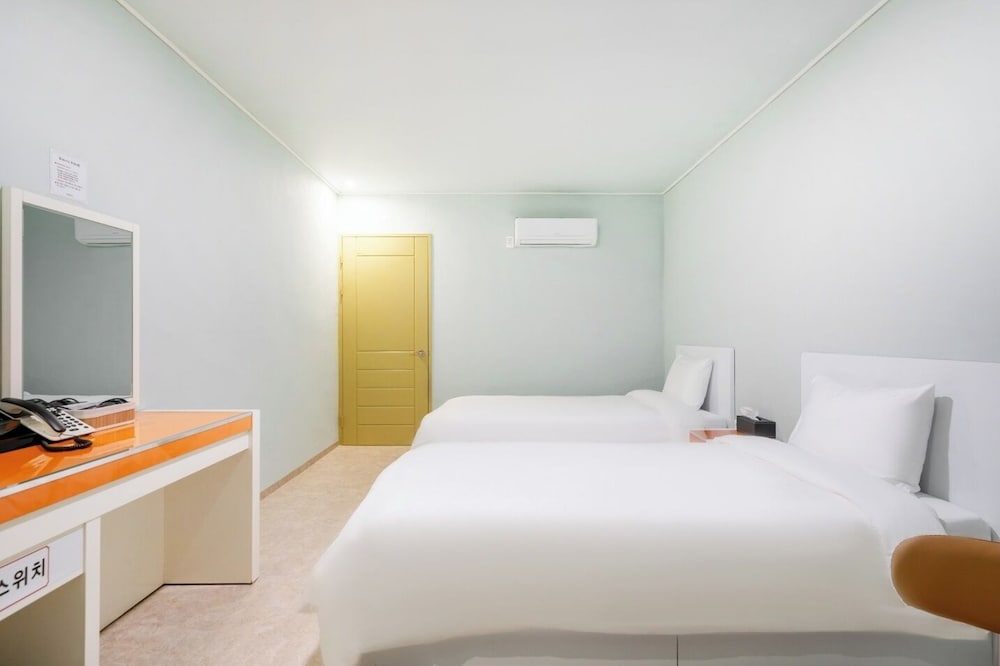 Deluxe Twin Room - Photo 2