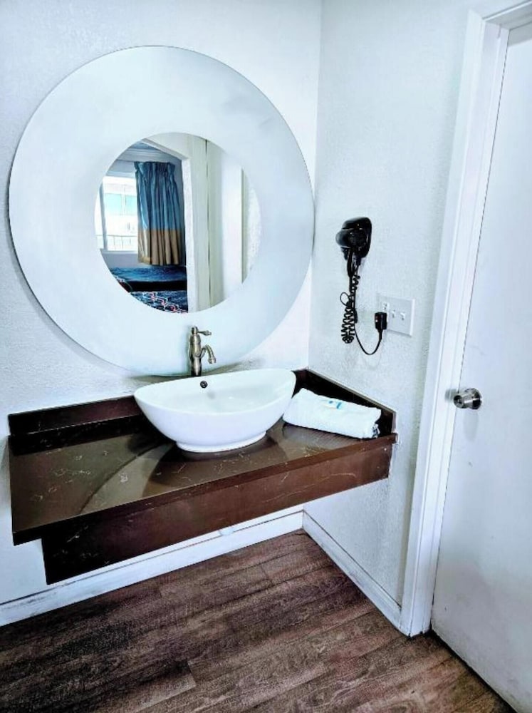 Room, 1 King Bed, Non Smoking, Kitchenette - Photo 4