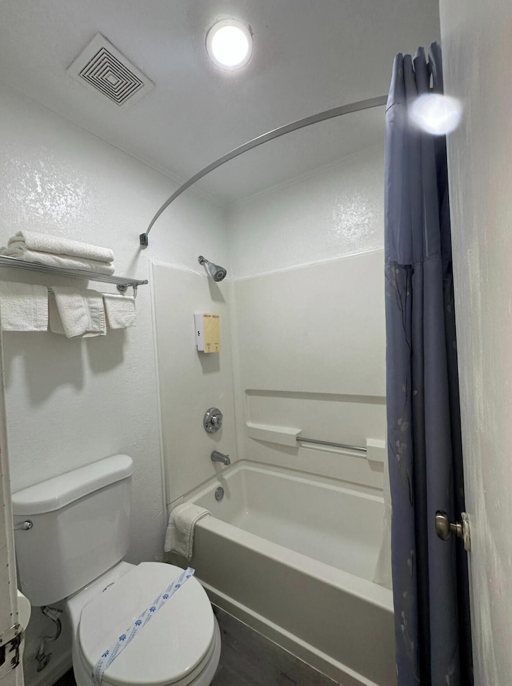 Room, Smoking (2 King Beds) photo 3