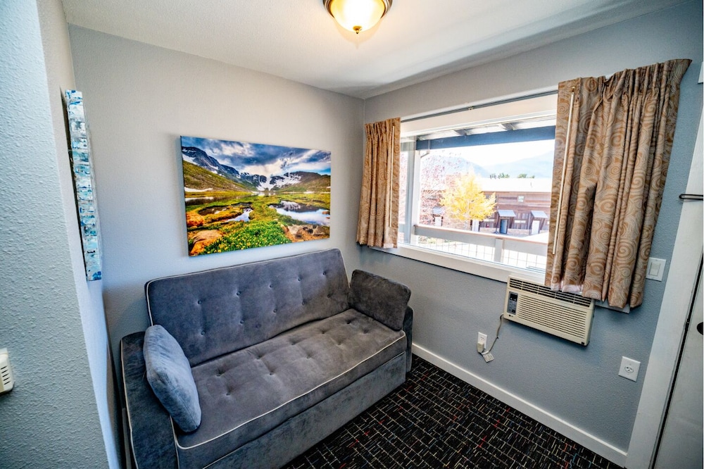 Suite, 1 King Bed photo 2