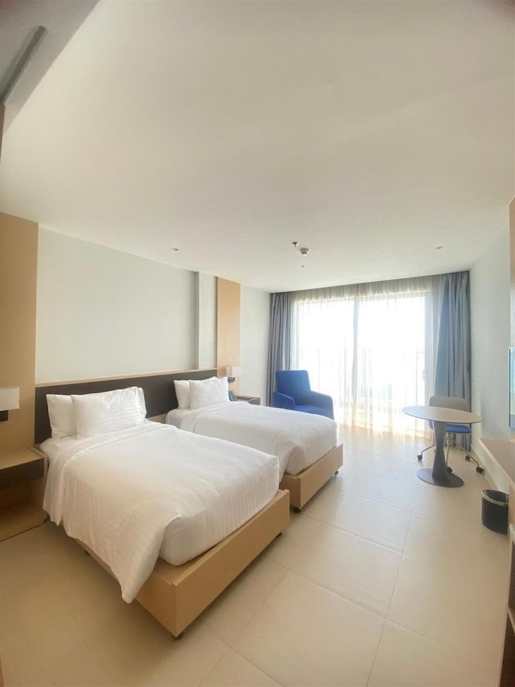 Deluxe Room, Partial Sea View photo 1
