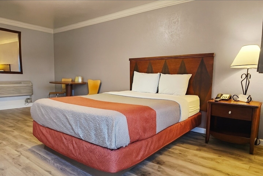 Deluxe Room, 1 Queen Bed, Non Smoking, Refrigerator & Microwave - Photo 5