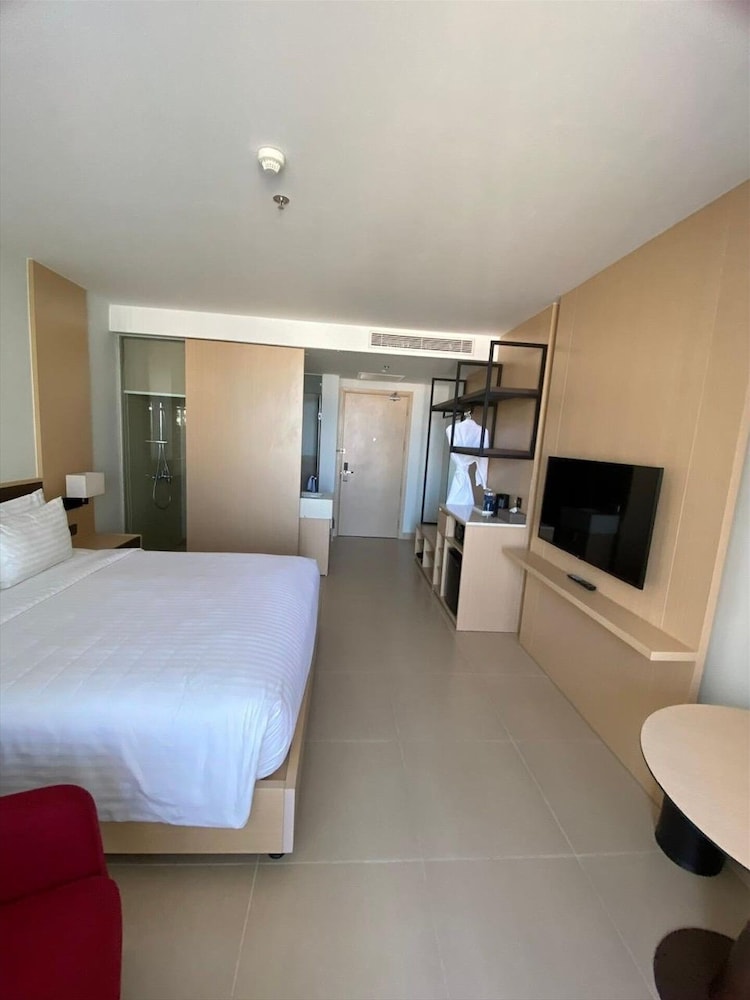 Deluxe Room, Partial Ocean View photo 3