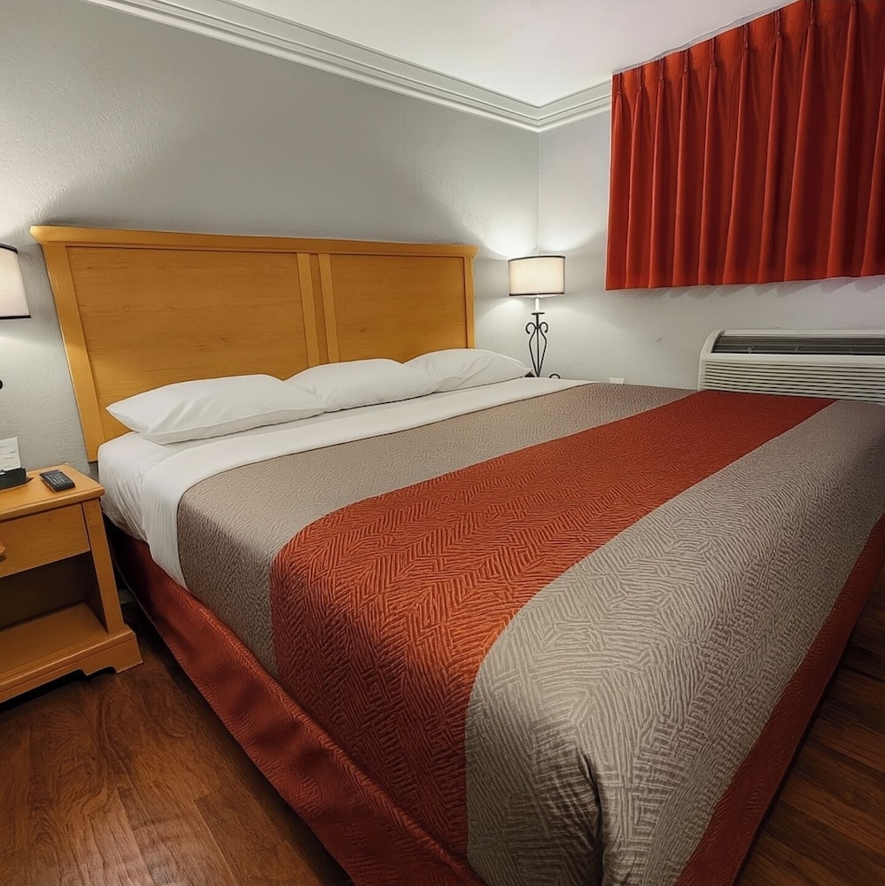 Standard Room, 1 King Bed, Non Smoking, Refrigerator & Microwave - Photo 5