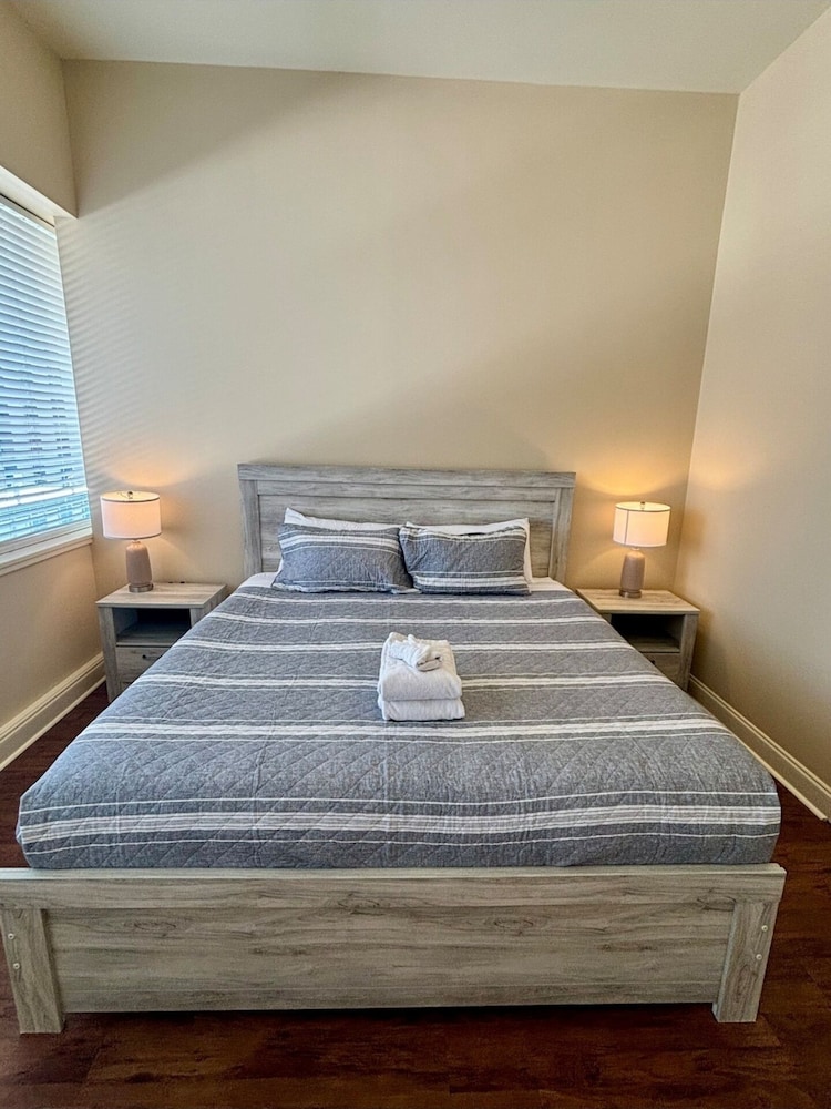 Elite Condo, 1 King Bed with Sofa bed, Pool Access, City View