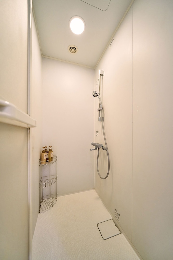 Female-Only Single Room - Shared bathroom photo 3