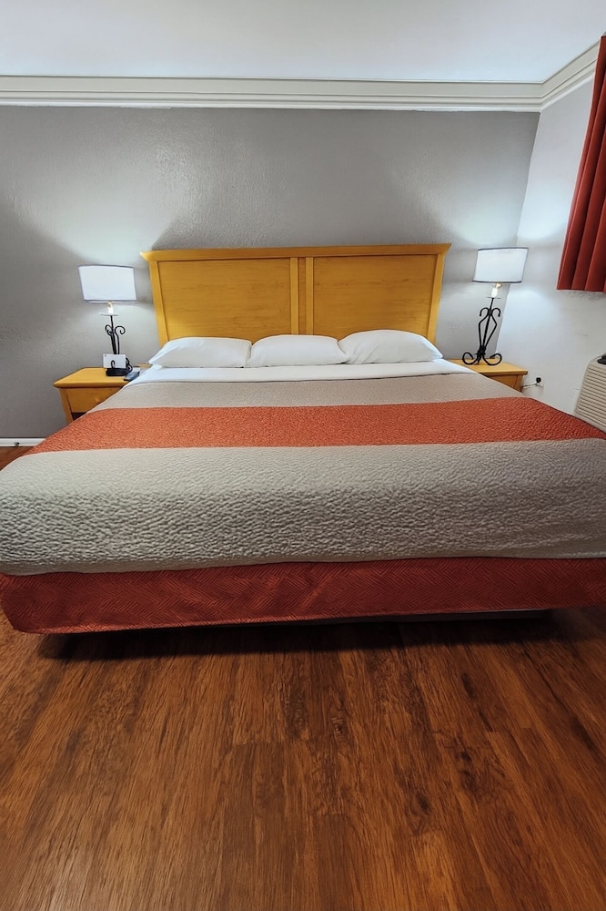 Standard Room, 1 King Bed, Non Smoking, Refrigerator & Microwave - Photo 4
