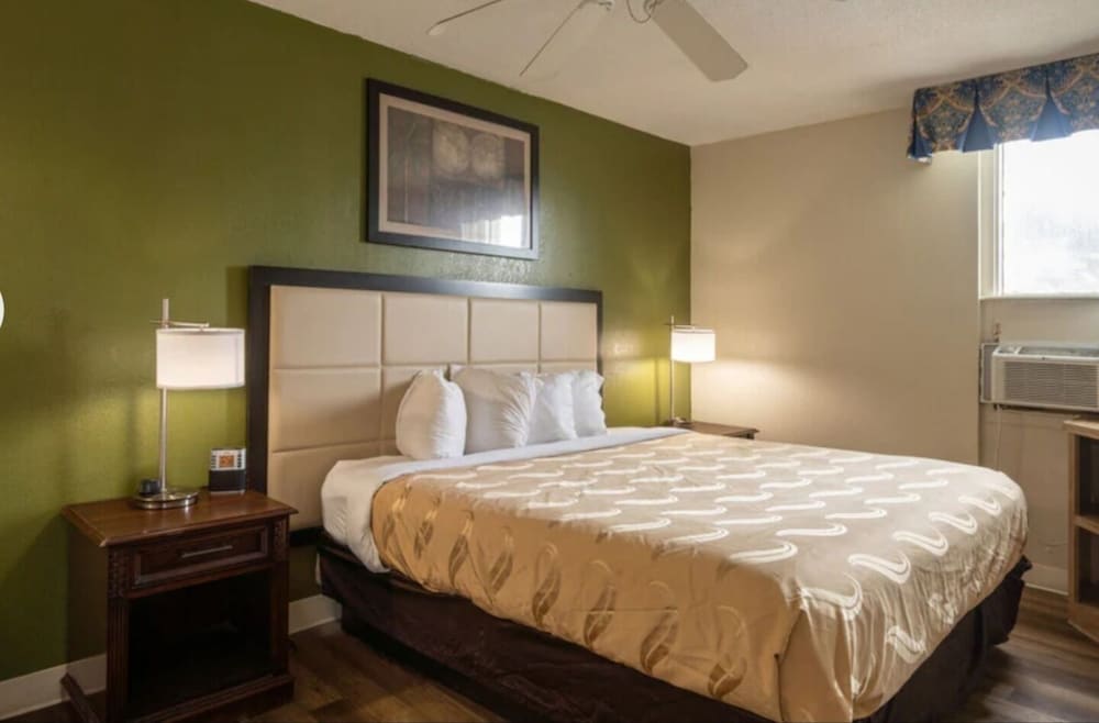 Suite, 1 King Bed, Accessible, Non Smoking photo 2