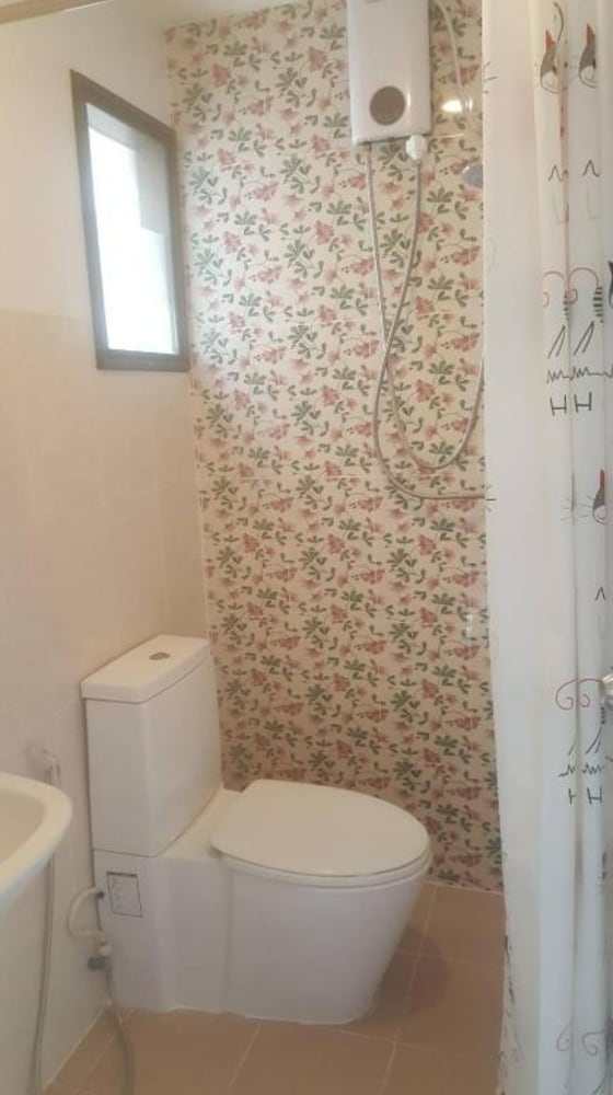 Family Room, Shared Bathroom photo 3