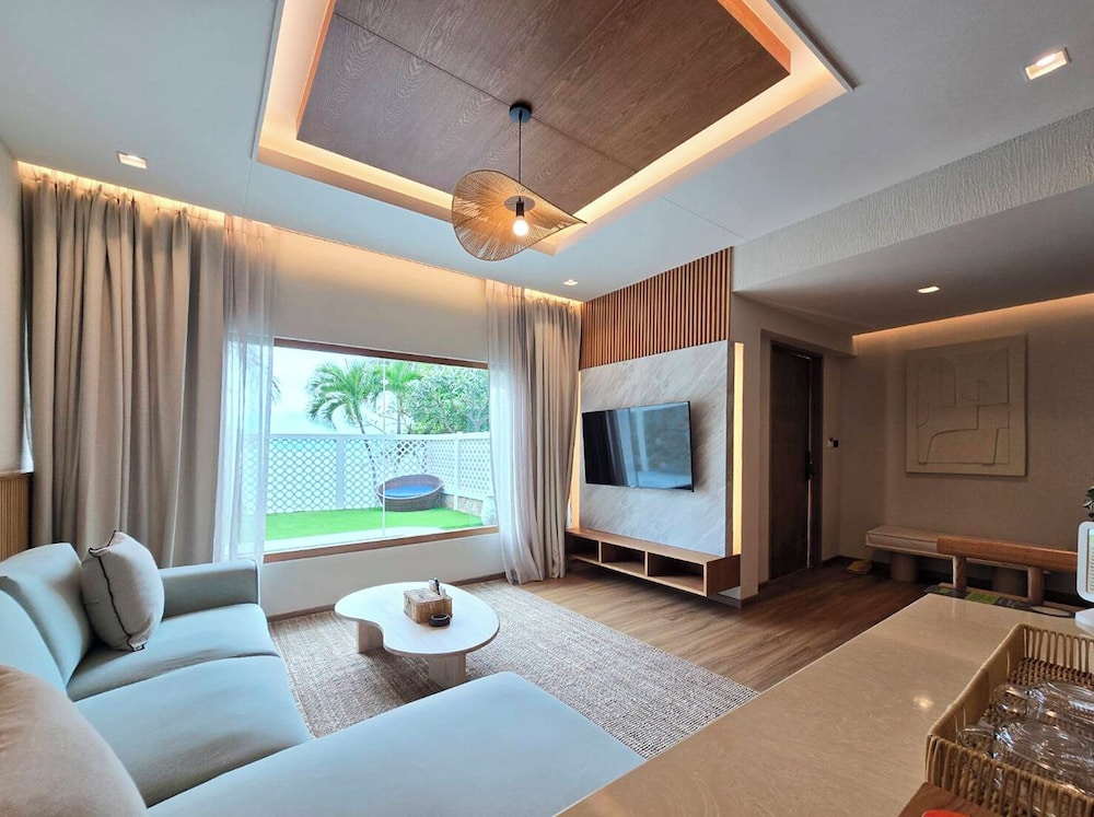 Family Beachfront Pool Villa - Photo 7