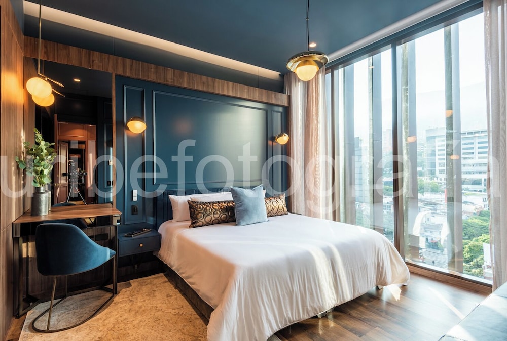 Luxury Two Bedroom Penthouse - City Views photo 3
