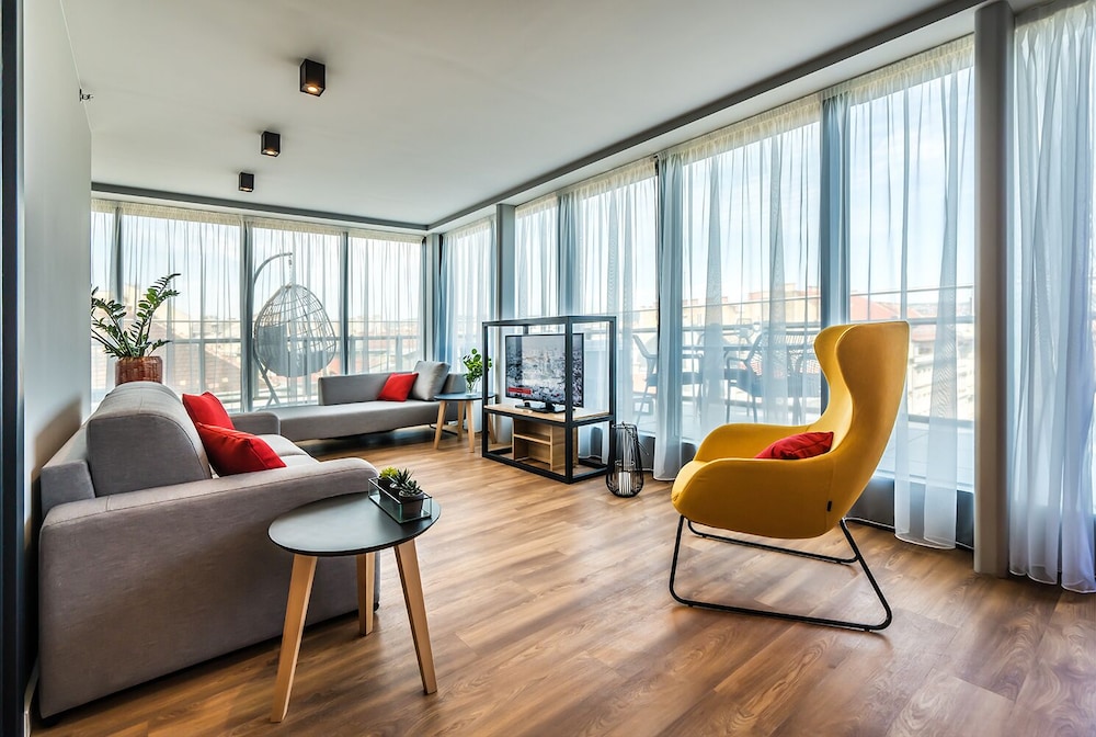 Corner Suite with Terrace and Jacuzzi thumbnail 5
