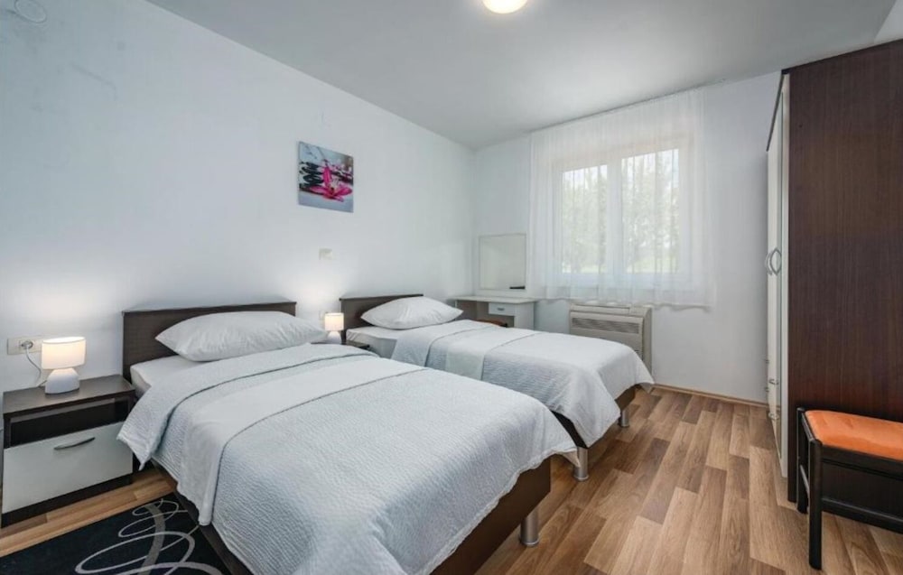 House (Med - Beautiful Home With Private Poo)