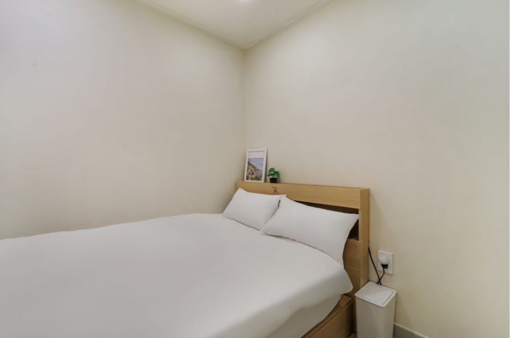 Single Room (MUST Contact Hotel Before Check-in)