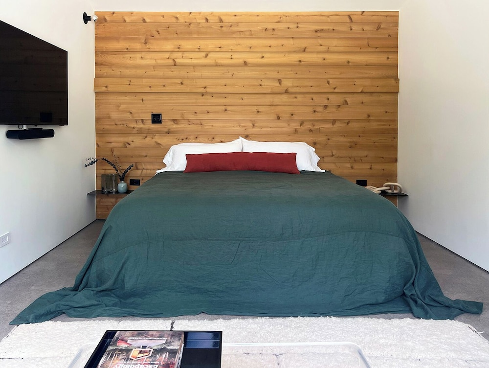 Entire Property, All 3 Suites, Mountain View, Pet Fee should be paid in the Property photo 2
