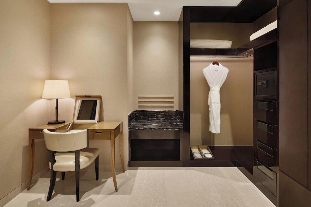 Suite, 1 Bedroom, Club Lounge Access (High Floor)