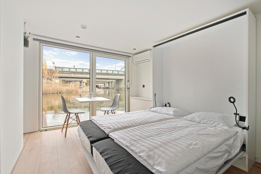 Deluxe Studio, Private Bathroom, Lake View photo 3
