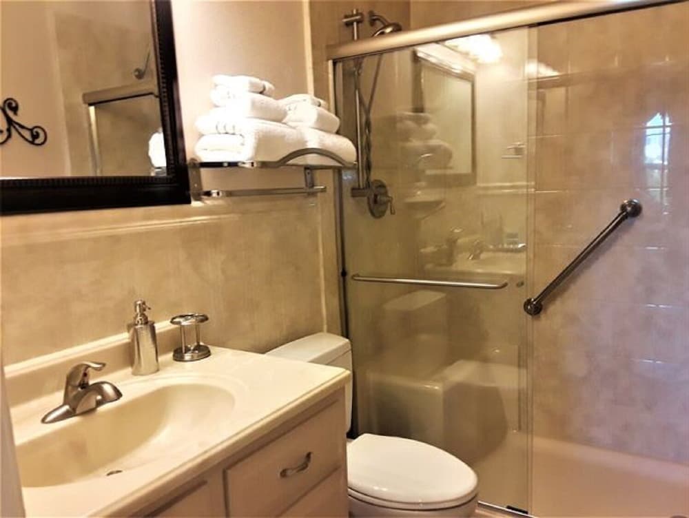 Standard Room, 1 Queen Bed, Private Bathroom, City View (Chayil) photo 2